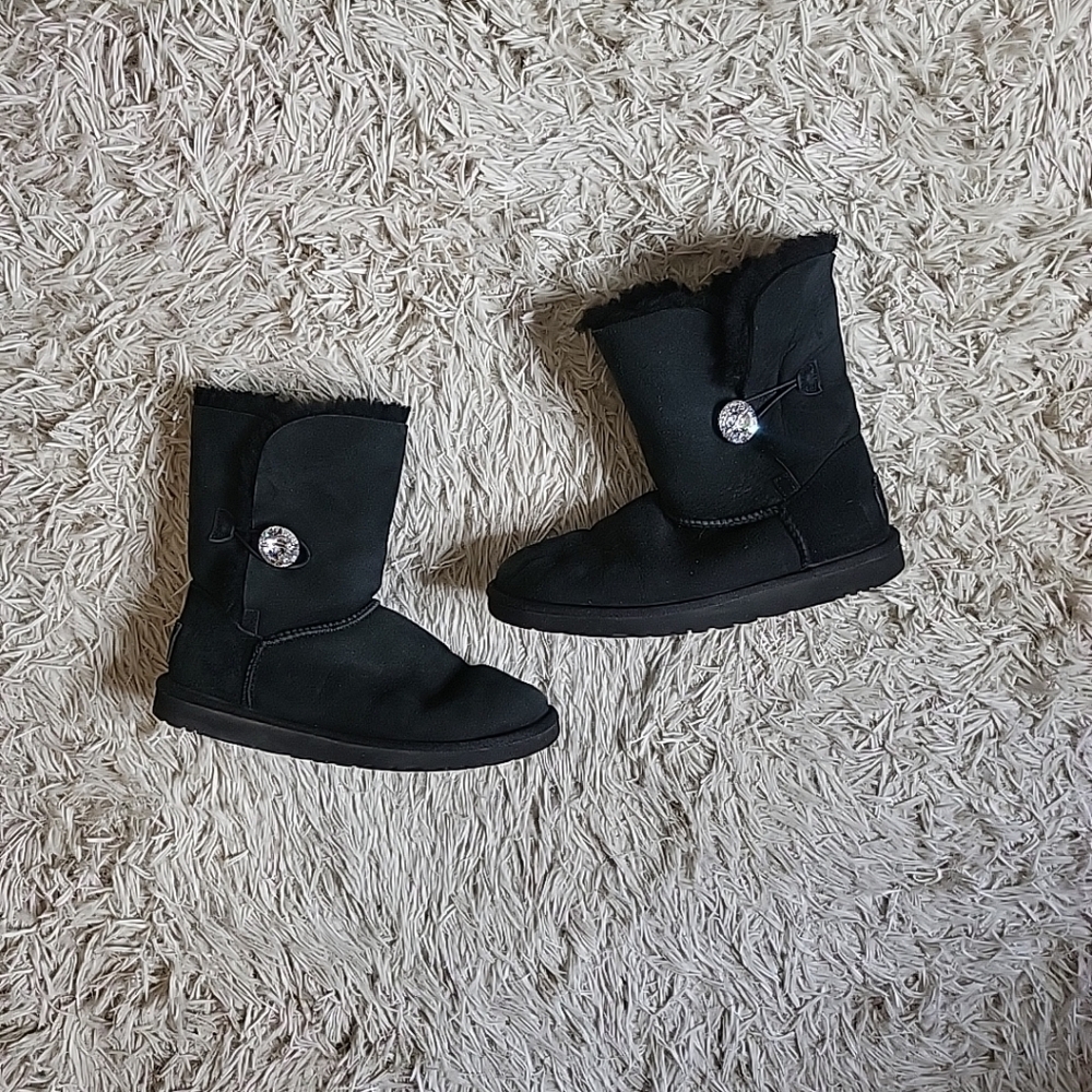 UGG Bailey Button Bling Boots Black Size 7 Short Boot Winter Cozy. MSRP $150 ✨️